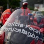 Una mujer mayor conduciendo un vehículo con cuidado