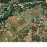 Imagen de una zona fotovoltaica con un cuadro eléctrico dañado