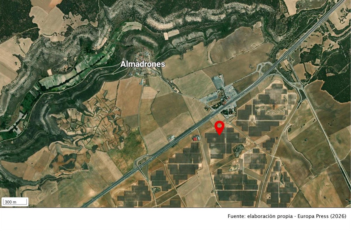 Imagen de una zona fotovoltaica con un cuadro eléctrico dañado