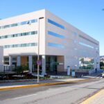 Un trabajador atendido por heridas en la cabeza tras reventar un neumático en el puerto de Aguadulce