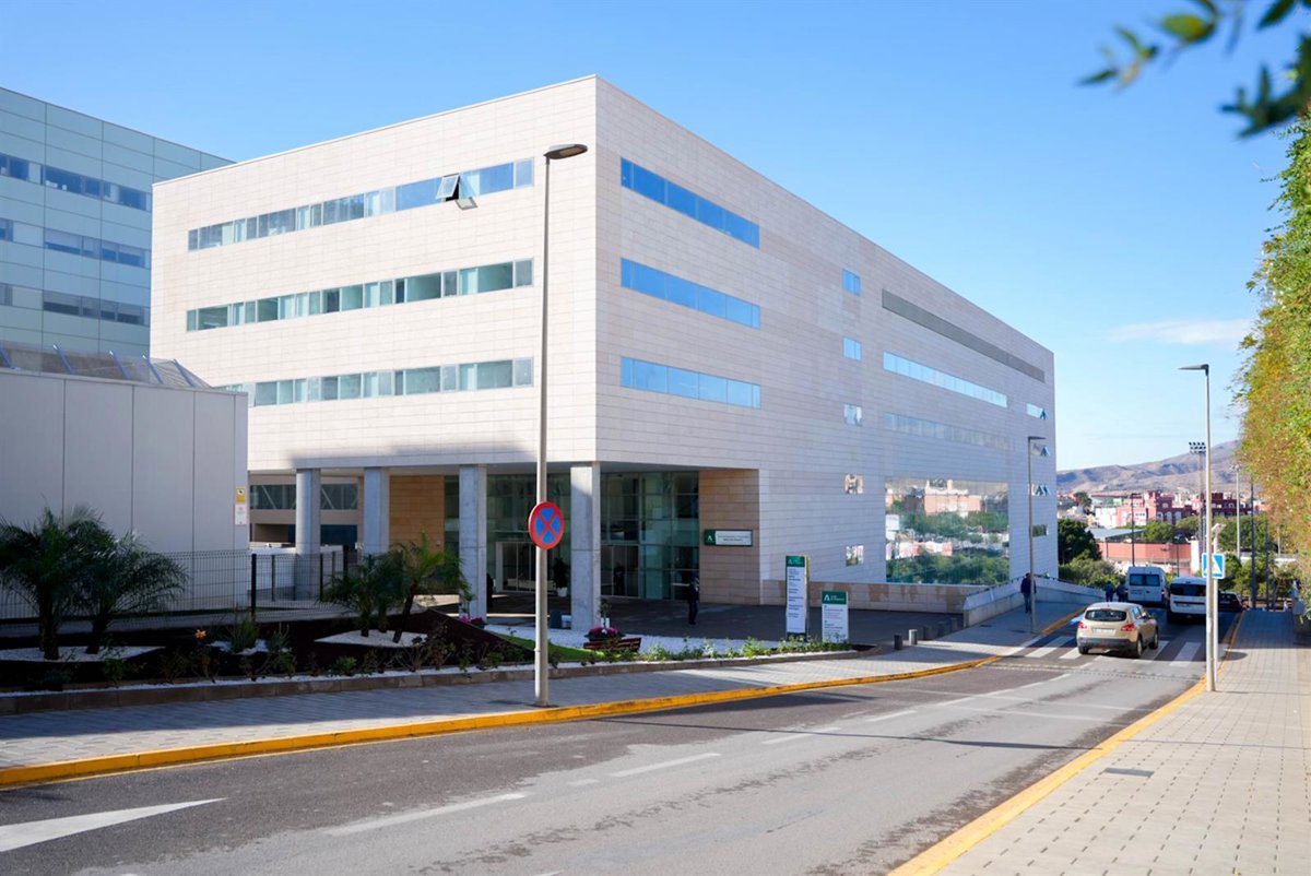 Un trabajador atendido por heridas en la cabeza tras reventar un neumático en el puerto de Aguadulce