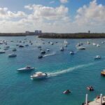 Barco en el mar con gente a bordo en una imagen de 'explosión en un barco' cerca de la costa de Florida