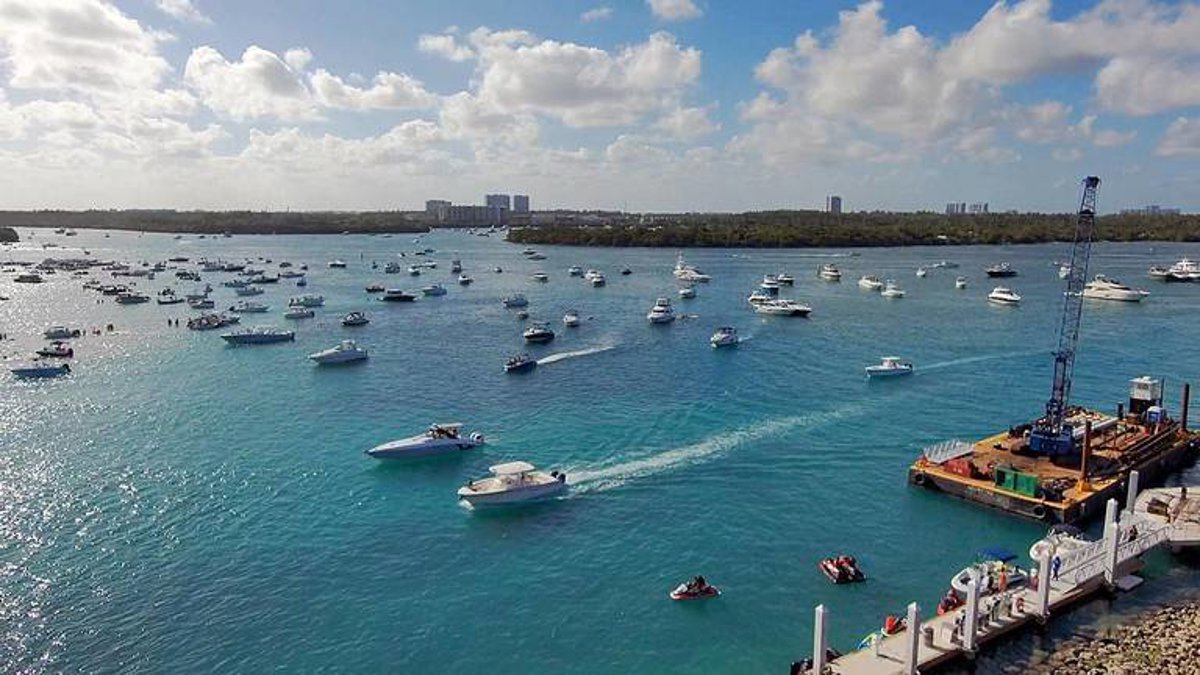 Barco en el mar con gente a bordo en una imagen de 'explosión en un barco' cerca de la costa de Florida