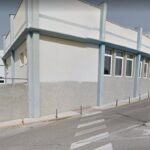 Imagen de un campo de fútbol con un muro caído en el lado de las gradas