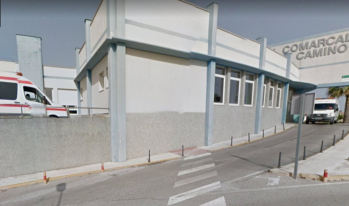 Imagen de un campo de fútbol con un muro caído en el lado de las gradas