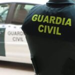Agentes de la Guardia Civil atienden a una joven de 26 años en apuros