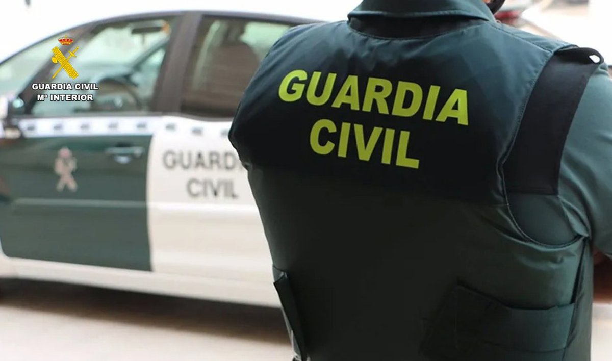 Agentes de la Guardia Civil atienden a una joven de 26 años en apuros