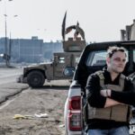Imagen de un hombre con un maletín de dinero, rodeado de un ambiente oscuro y amenazante, reflejando la nueva era de los narcotraficantes