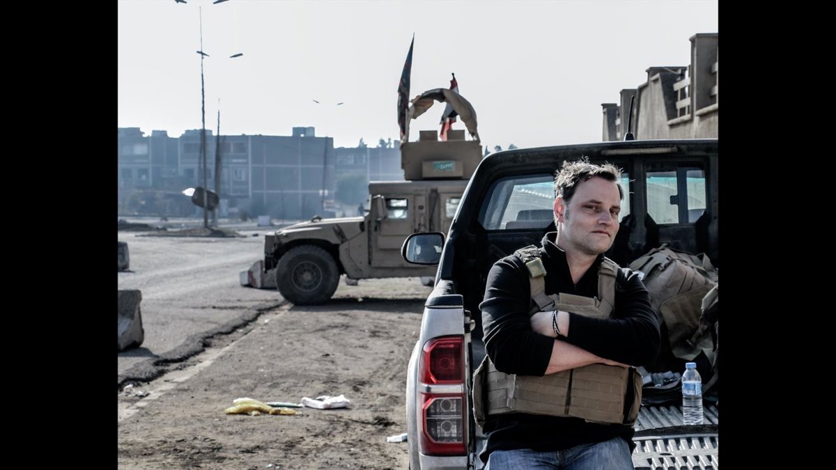 Imagen de un hombre con un maletín de dinero, rodeado de un ambiente oscuro y amenazante, reflejando la nueva era de los narcotraficantes