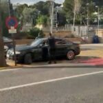 Imagen de un agente de la Guardia Civil en una detención, con un hombre arrestado en el centro, con una expresión de preocupación en su rostro.