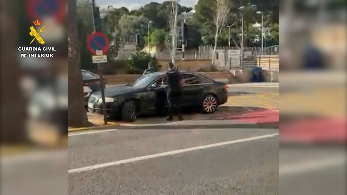 Imagen de un agente de la Guardia Civil en una detención, con un hombre arrestado en el centro, con una expresión de preocupación en su rostro.