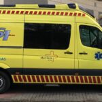 Un motorista siendo atendido por sanitarios tras un accidente en la carretera