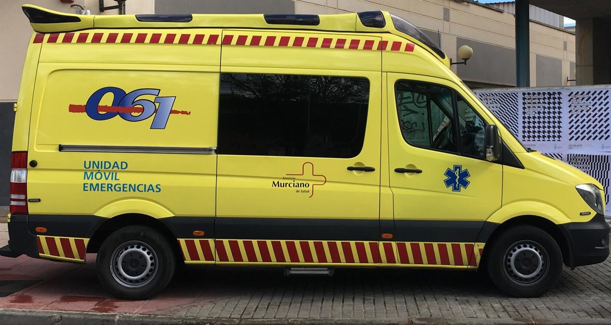 Un motorista siendo atendido por sanitarios tras un accidente en la carretera