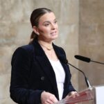 Marga Prohens hablando con una persona en un entorno de apoyo psicológico