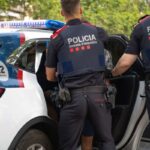 Imagen de un taxi en Barcelona con agentes policiales cerca, investigando una agresión sexual