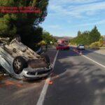 Vehículos siniestrados en la carretera NA-6531 tras una colisión lateral