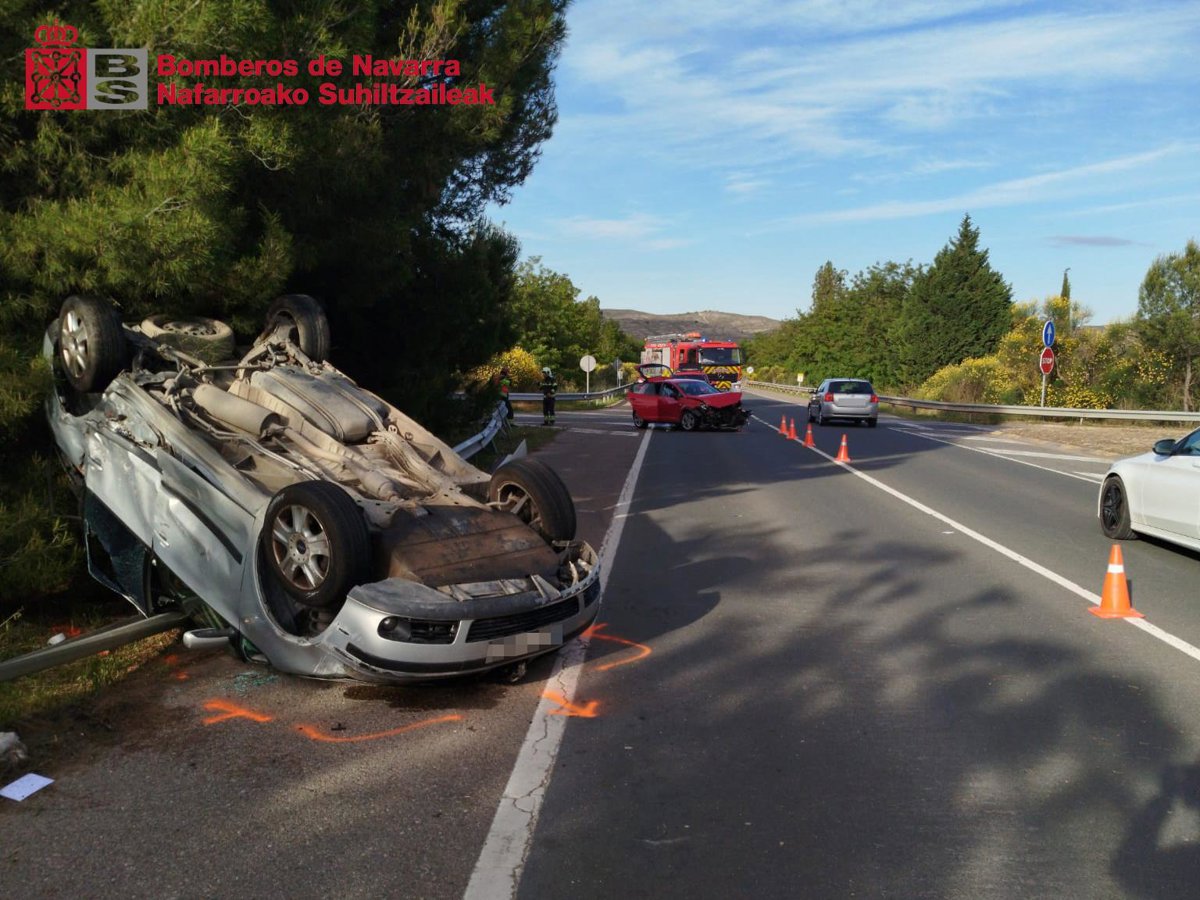 Vehículos siniestrados en la carretera NA-6531 tras una colisión lateral