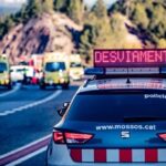 Imagen de un incendio en la carretera AP-7 con vehículos de emergencia trabajando en el lugar