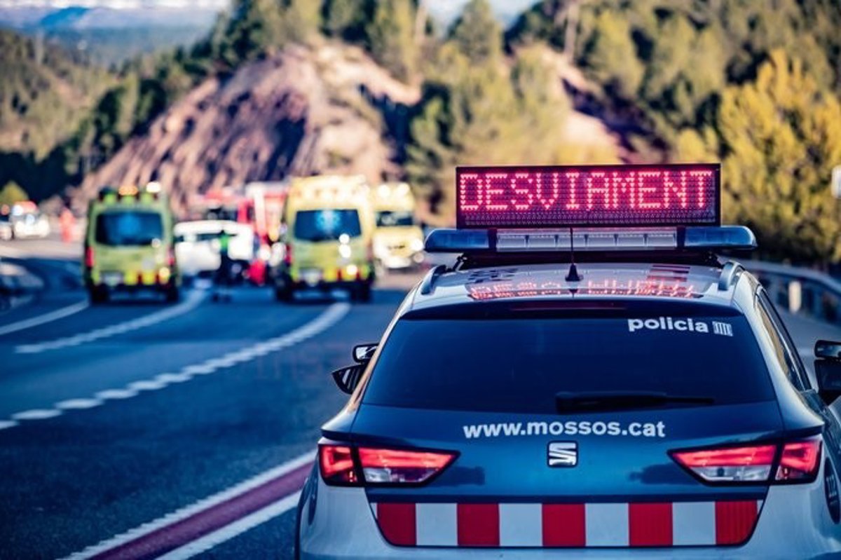 Imagen de un incendio en la carretera AP-7 con vehículos de emergencia trabajando en el lugar