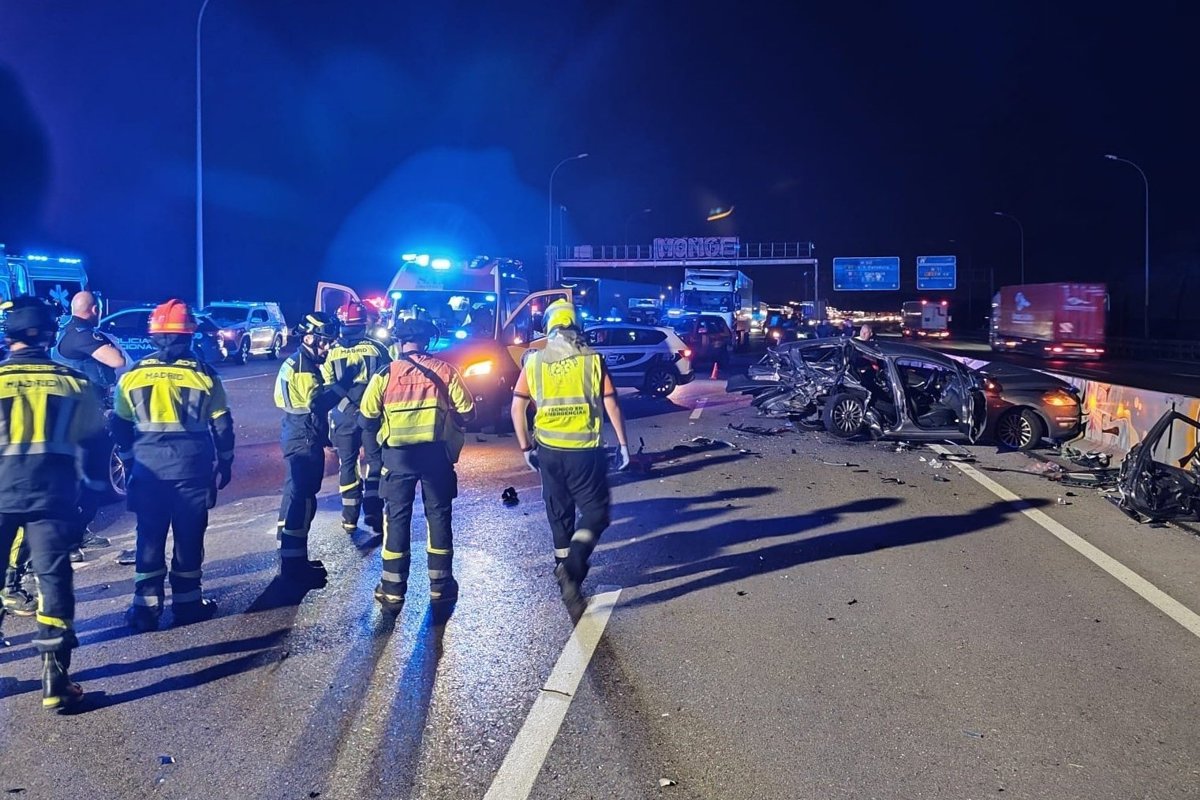 Imagen de un vehículo de bomberos en el lugar de un accidente de tráfico en Villa de Vallecas