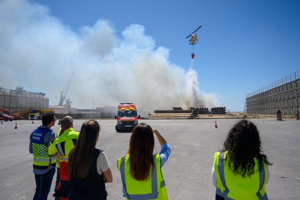 Imagen de un incendio en una zona industrial con humo negro saliendo de contenedores y materiales en llamas