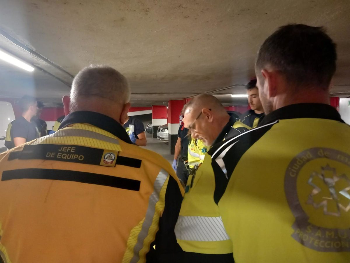 Imagen de un garaje con un coche atrapado entre una columna y la pared