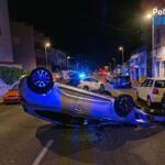 Un conductor ebrio choca contra dos coches aparcados y acaba con su vehículo volcado y cruzado sobre la calle