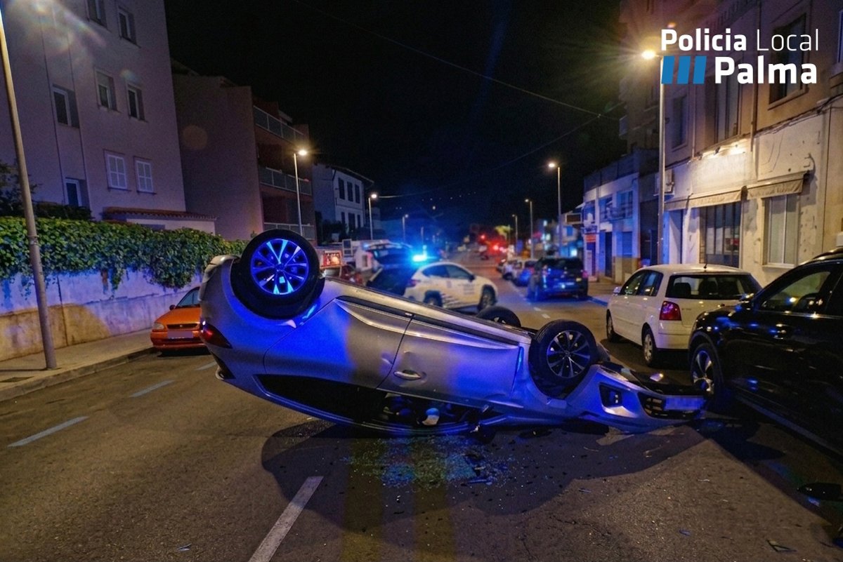 Un conductor ebrio choca contra dos coches aparcados y acaba con su vehículo volcado y cruzado sobre la calle