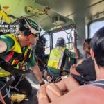 Imagen de un helicóptero de la Guardia Civil rescatando a dos senderistas en una zona montañosa de difícil acceso