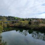 Imagen de un río con un operativo de búsqueda en curso