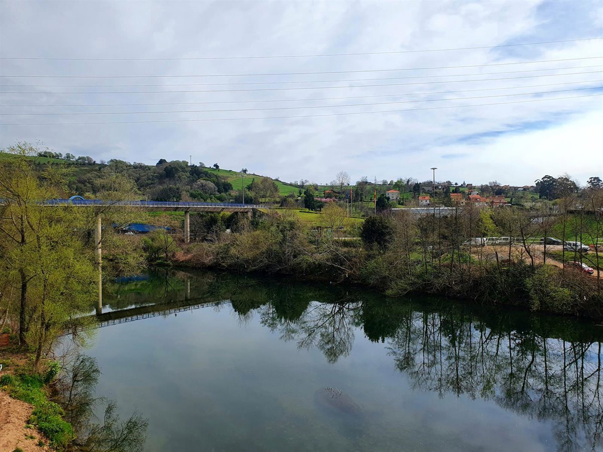 Imagen de un río con un operativo de búsqueda en curso