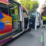 Un hombre mayor siendo atendido por sanitarios tras ser atropellado por un autobús en Chamartín