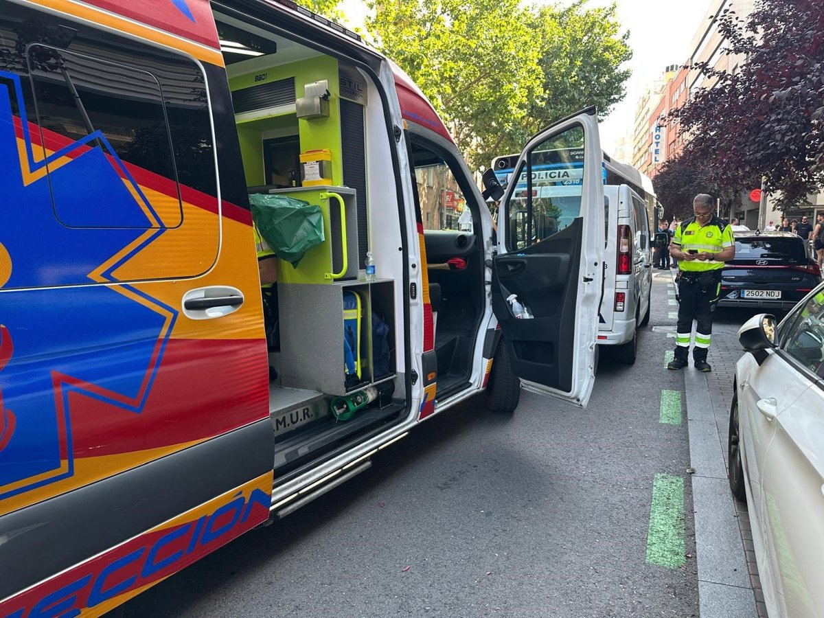 Un hombre mayor siendo atendido por sanitarios tras ser atropellado por un autobús en Chamartín
