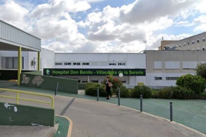 Un joven en una ambulancia tras un accidente de moto en Villanueva de la Serena