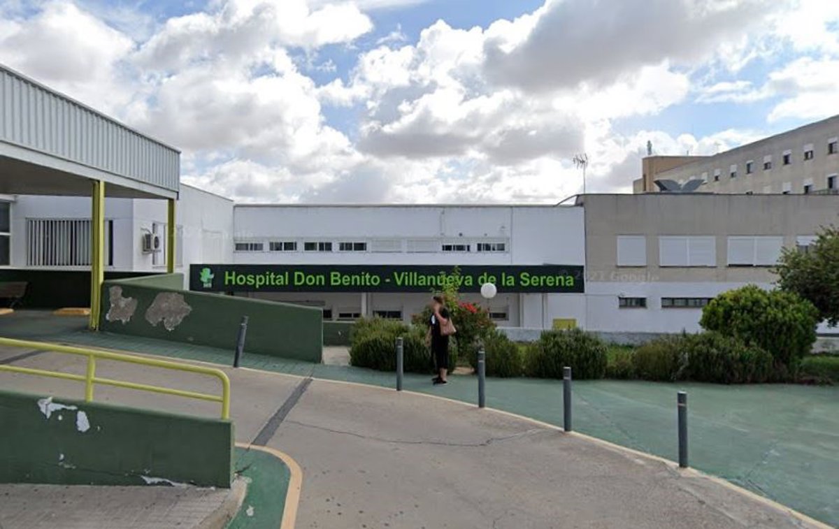 Un joven en una ambulancia tras un accidente de moto en Villanueva de la Serena