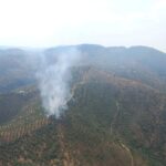 Imagen de un helicóptero semipesado apagando un incendio en una zona agrícola de Pozoblanco