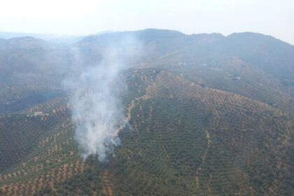 Imagen de un helicóptero semipesado apagando un incendio en una zona agrícola de Pozoblanco
