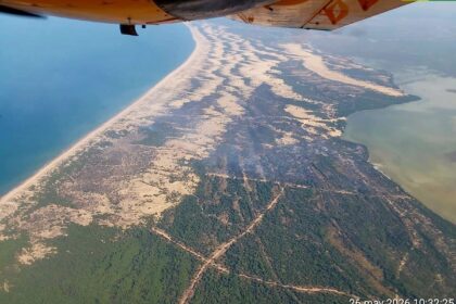 Imagen de un equipo de bomberos forestales en acción en el incendio de Doñana