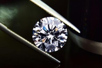 Minero trabajando en una mina de diamantes en Sierra Leona