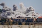 Imagen de tensión en la frontera entre Líbano e Israel con soldados y banderas
