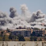Imagen de tensión en la frontera entre Líbano e Israel con soldados y banderas