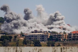 Imagen de tensión en la frontera entre Líbano e Israel con soldados y banderas