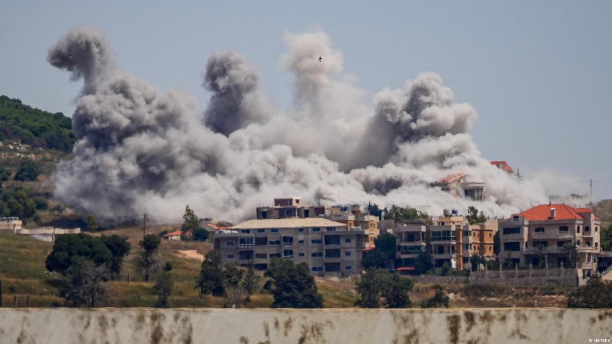 Imagen de tensión en la frontera entre Líbano e Israel con soldados y banderas