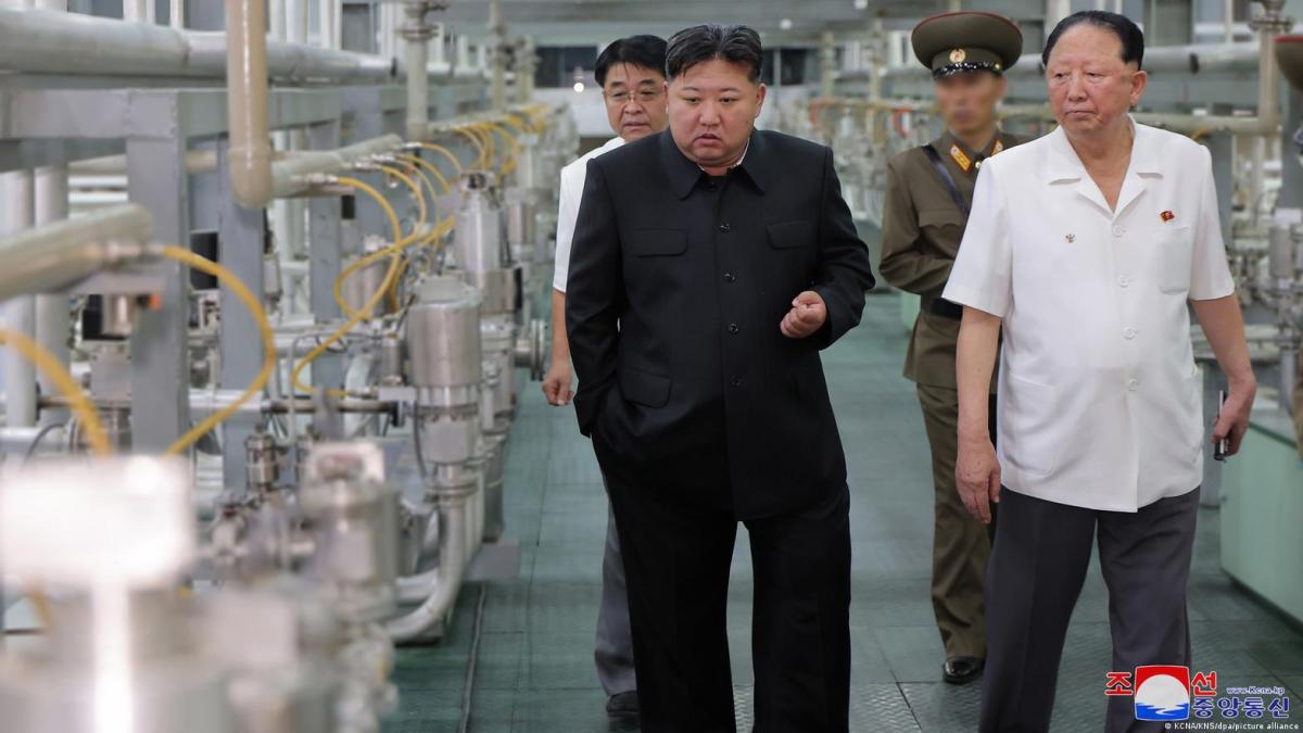 Kim Jong-un en una ceremonia de lanzamiento de un buque de guerra norcoreano con 'armas nucleares'