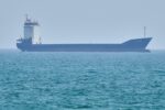 Barcos en el estrecho de Ormuz, una ruta marítima crucial para el comercio energético mundial