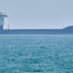 Barcos en el estrecho de Ormuz, una ruta marítima crucial para el comercio energético mundial