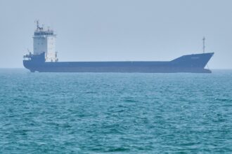 Barcos en el estrecho de Ormuz, una ruta marítima crucial para el comercio energético mundial