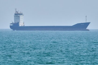 Barcos en el estrecho de Ormuz, una ruta marítima crucial para el comercio energético mundial