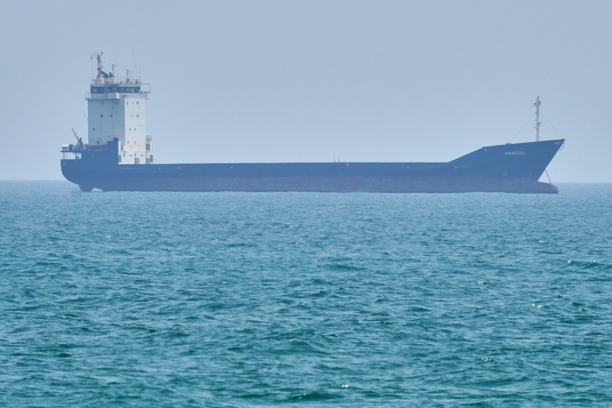 Barcos en el estrecho de Ormuz, una ruta marítima crucial para el comercio energético mundial