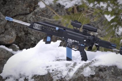 Imagen de una impresora 3D creando un fusil